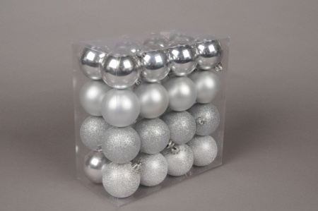 Boîte de 32 boules en plastique argent D6cm