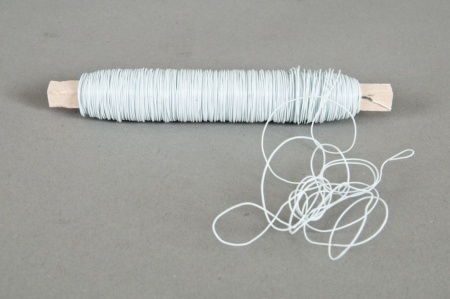 Bobine de fil de fer sur bois blanc