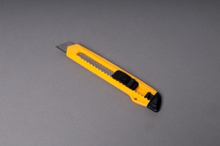 Cutter jaune lame 18mm