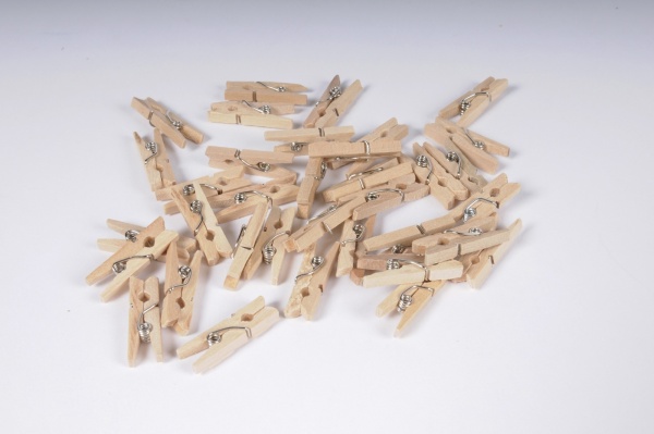 Paquet de 100 pinces en bois naturel 25mm